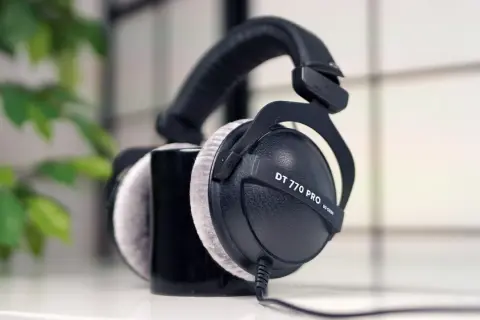 Nahaufnahme der beyerdynamic DT 770 PRO Kopfhörer mit weichen Ohrpolstern, bereit für ein immersives Klangerlebnis.