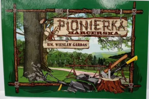 Pionierka harcerska. Drewniany szyld z napisem "PIONIERKA HARCERSKA" i "HM. WIESŁAW GARDAS". W tle las i narzędzia.