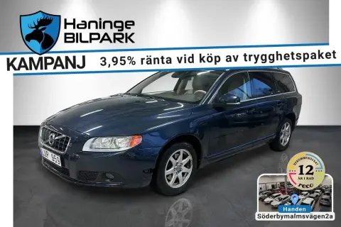 Mörkblå Volvo V70 med en kampanjtext om ränta. Bilen har en pålitlig volvo d3 motor.