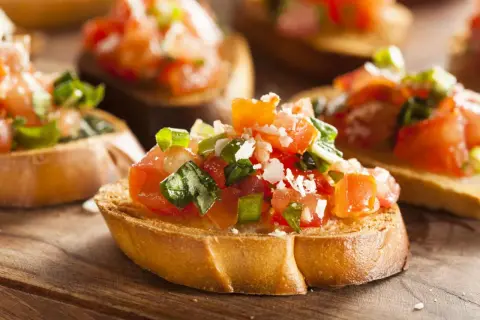 Frisches Bruschetta Rezept: geröstetes Brot mit Tomaten, Basilikum und Parmesan. Köstlich und einfach zuzubereiten!