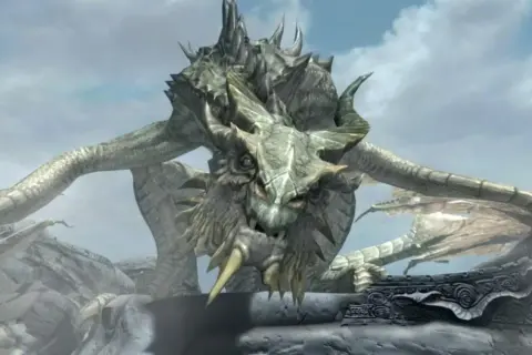 Smok z gry Skyrim, z bliska, na tle nieba.