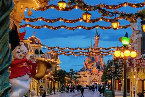 La calle principal de Disneyland Paris se ilumina con guirnaldas y faroles, anunciando que cuando empieza Halloween en Disneyland Paris, la magia se desborda.