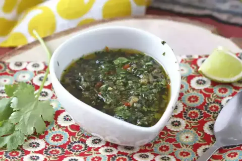 En skål med färsk chimichurri, perfekt för grillat kött. Detta recept är enkelt att följa.