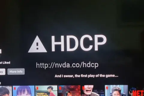Ekran Netflix z napisem "HDCP co to znaczy" i adresem http://nvda.co/hdcp. Poniżej przyciski "Play" i "More Info".