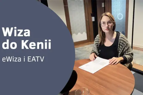 Kobieta przy stole z dokumentami, omawia wiza do Kenii. eWiza i EATV.