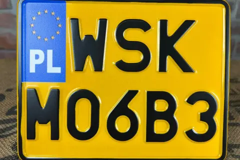 Żółta tablica rejestracyjna z literami WSK i cyframi MO6B3. PL.