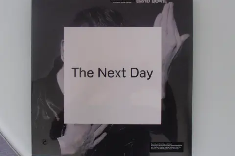 Okładka albumu Davida Bowiego "The Next Day".