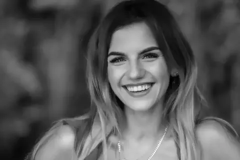 Uśmiechnięta Sonia, jakby właśnie wróciła z rajskich wakacji w Hotelu Paradise.