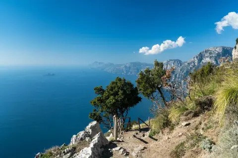 Sentiero degli Dei: un sentiero panoramico con vista sul mare blu e montagne. La mappa ideale per esplorare questo paradiso.