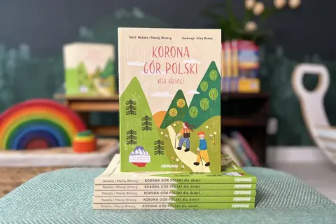 Książka "Korona Gór Polski dla dzieci" z ilustracją pasm górskich i dwójką dzieci wędrujących po szlaku. Idealna mapa dla małych odkrywców polskich gór.