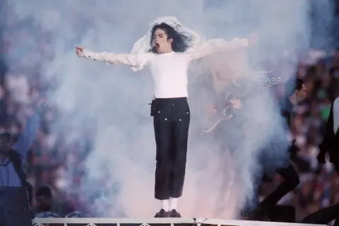 Michael Jackson w sztuce pop: jak jego wpływ zmienił kulturę