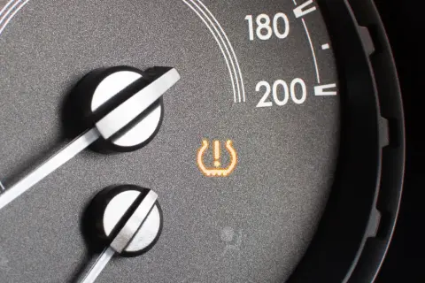 Kontrolka TPMS Toyoty ostrzega o niskim ciśnieniu w oponach. Programowanie czujników TPMS jest kluczowe dla bezpieczeństwa.