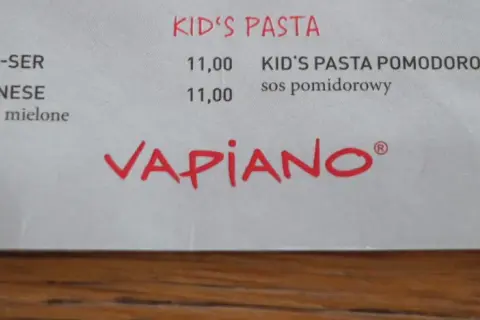 Menu Vapiano z daniami dla dzieci: makaron z masłem i serem, bolognese, pomodoro.