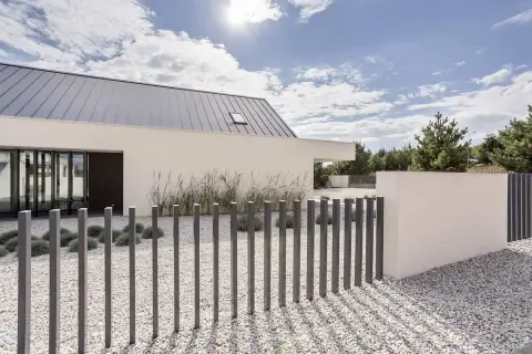 Jak zrobić ogrodzenie z betonu architektonicznego? Poradnik DIY