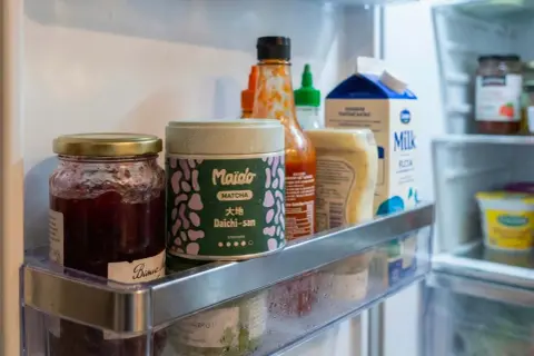 Boîte de matcha Maido Daichi-san, pour une conservation optimale de ses arômes. Confiture, sauce piquante et lait complètent ce rayon de réfrigérateur.