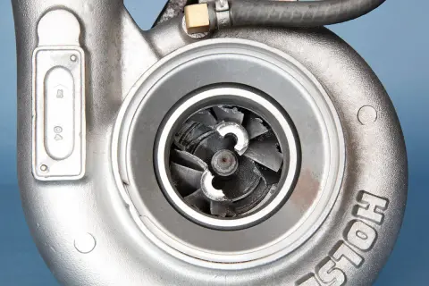 Beschädigtes Turbolader-Schaufelrad. Die **Turbolader Reparatur Kosten** können je nach Schaden variieren.