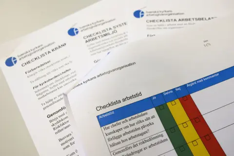 Svenska kyrkans arbetsgivarorganisation har en omorganisation checklista för att systematiskt arbeta med arbetsmiljö och arbetstid.