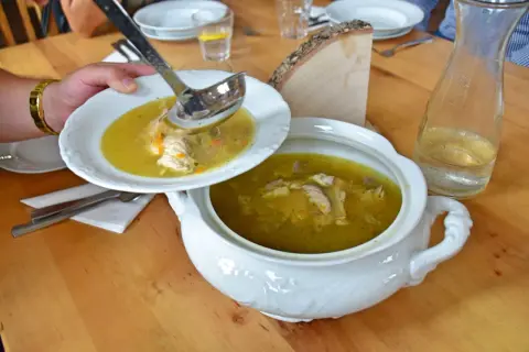 Ile kcal ma zupa jarzynowa? Sprawdź, dlaczego warto ją jeść