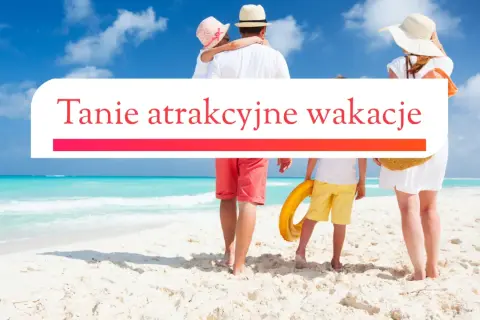 Rodzina na plaży szuka odpowiedzi, gdzie najtaniej na wakacje. Tekst "Tanie atrakcyjne wakacje" podkreśla cel podróży.