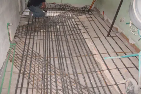 Operaio posa armatura per la caldana solaio. Rete metallica pronta per il getto di calcestruzzo.