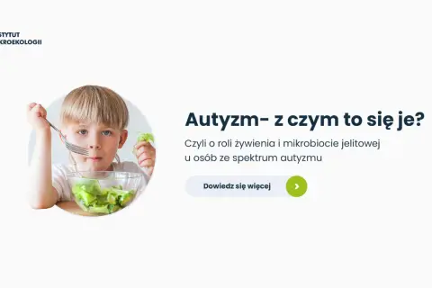 Chłopiec z widelcem i sałatką, obok tekst "Autyzm – z czym to się je?". Czy autyzm to choroba? Dowiedz się więcej o żywieniu i mikrobiomie.
