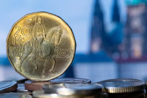 Czeska moneta 20 koron z wizerunkiem św. Wacława. Zastanawiasz się, ile kosztuje jedzenie w Czechach?