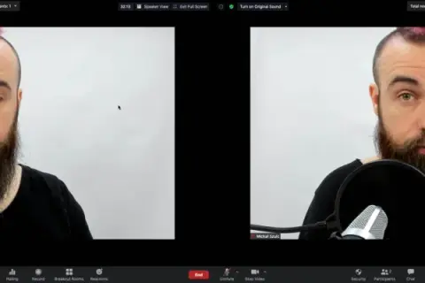 Test kamery: mężczyzna z brodą i różowym irokezem przed mikrofonem, w dwóch oknach.