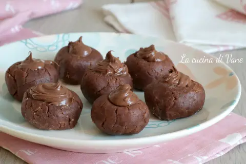 Dolci da fare in 5 minuti senza cottura: palline al cacao con crema al cioccolato, perfette per una pausa golosa.
