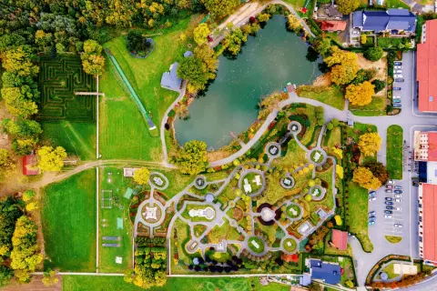 Park miniatur Olszowa cennik: zobacz z lotu ptaka labirynt, jezioro i miniaturowe budowle. Idealne miejsce na rodzinny wypad!
