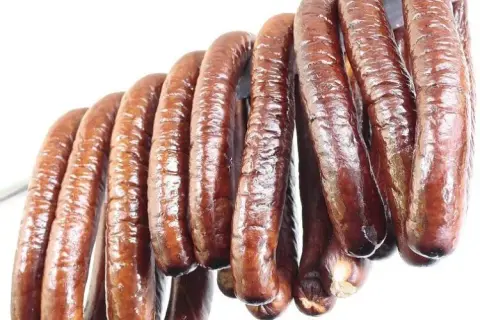 Wędzenie kiełbasy krok po kroku: Kluczowa rola temperatury