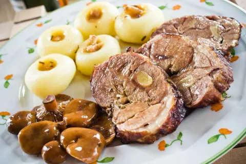 Z czym podawać kluski śląskie? Odkryj klasyczne i nowe smaki