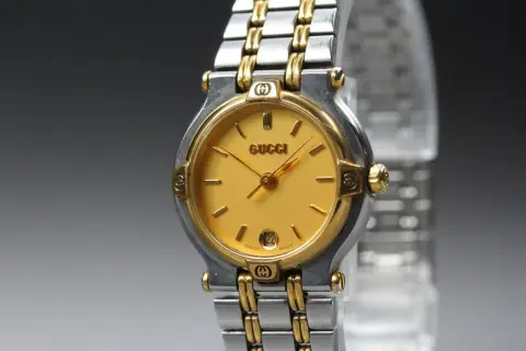 Elegante reloj Gucci mujer antiguo, con esfera dorada y detalles en acero y oro. Un clásico atemporal.