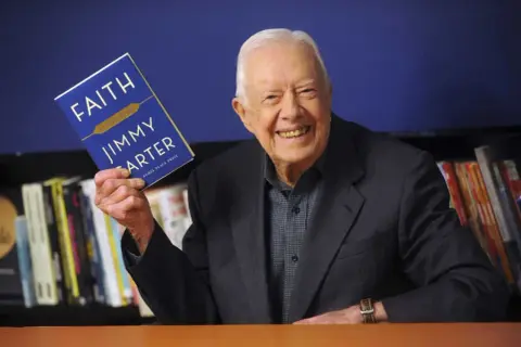 Jimmy Carter, jung und voller Tatendrang, hält sein Buch "Faith".