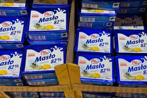 Opakowania masła Pilos ekstra 82% w sklepie.