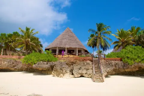 Tropikalny domek na plaży Zanzibaru. Marzysz o podróży? Sprawdź, zanzibar ile trwa lot bezpośredni.