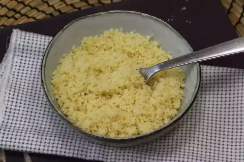 Un tazón de semola, un grano de trigo duro, listo para ser disfrutado.
