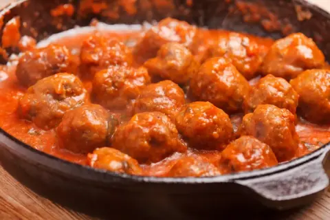 Pyszne pulpeciki w aromatycznym sosie pomidorowym, gotowe do podania. Idealny sos pomidorowy do pulpetów.
