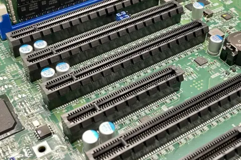 Szereg złączy PCI Express (PCIe) na płycie głównej, gotowych na nowe karty rozszerzeń. Widać różnice między starszymi standardami PCI a nowszymi PCIe.