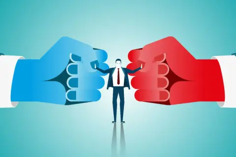 Biznesmen między dwoma gigantycznymi pięściami (niebieską i czerwoną) symbolizuje, jak działa arbitraż.
