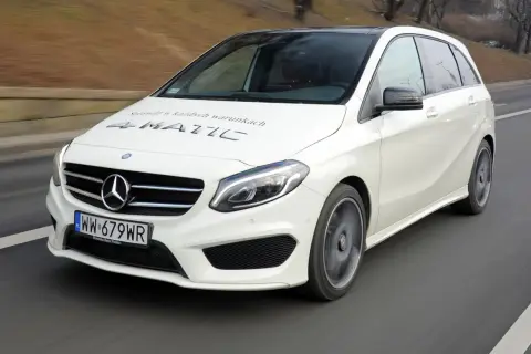 Biały Mercedes Klasy B 4MATIC w ruchu drogowym.