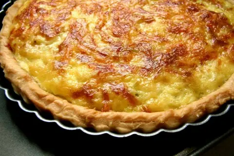 Une délicieuse tarte aux poireaux à l'ancienne, dorée et appétissante, sort du four.