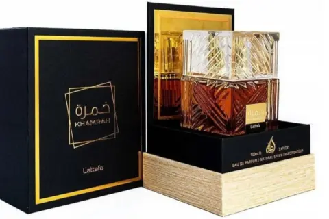 Eleganckie opakowanie i flakonik perfum Lattafa Khamrah. Złote zdobienia i ciemna kolorystyka podkreślają luksusowy charakter.