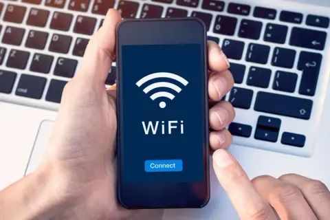 Automatyczne Wi-Fi w telefonie? Odzyskaj kontrolę! Android i iOS