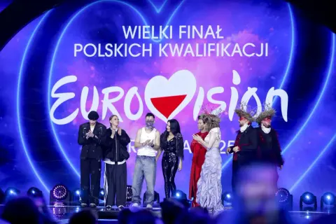 Uczestnicy polskiego finału Eurowizji na scenie przed napisem "Eurowizja".