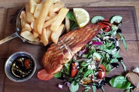 Gdzie zjeść w Łomży? Przewodnik po najlepszych restauracjach na każdą okazję