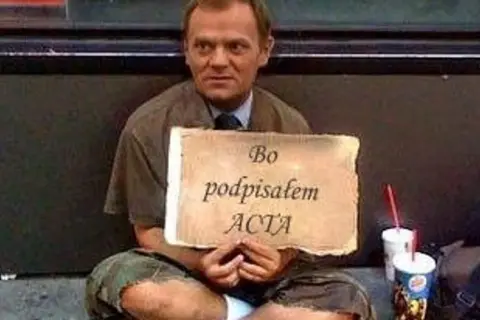 Tusk zdrajca memy: siedzi na ziemi z kartonem "Bo podpisałem ACTA".