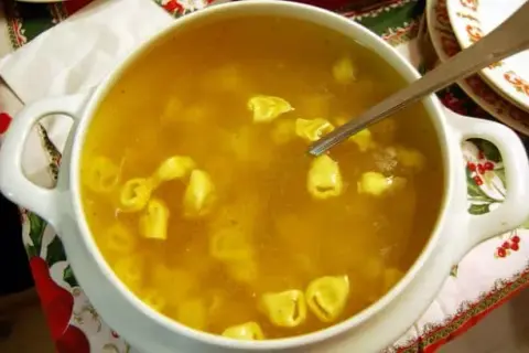 Minestra di Natale: Ricette Tradizionali e Segreti per un Brodo Perfetto