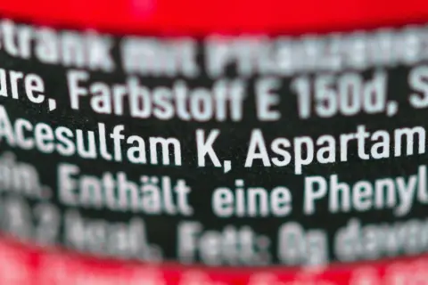 Zutatenliste zeigt Aspartam, ein Süßstoff, der in Almased enthalten ist. Manche Studien deuten auf eine mögliche krebserregende Wirkung hin.