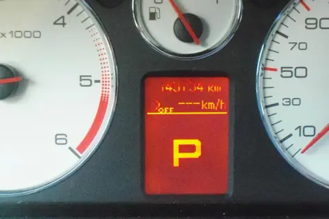 Peugeot 407: na wyświetlaczu komunikaty o przebiegu 141114 km, wyłączonym silniku (OFF) i zaparkowanym aucie (P).