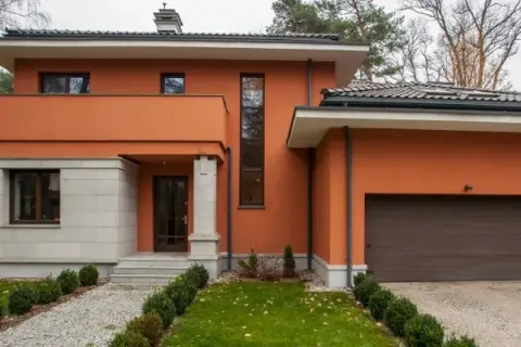 Ile farby na elewacje? Oblicz dokładnie i uniknij strat materiału